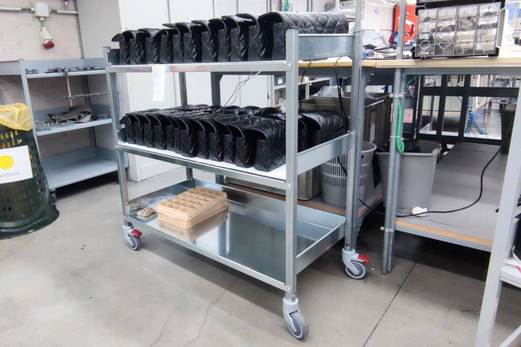 shelves-trolley-for-leather-goods-factory