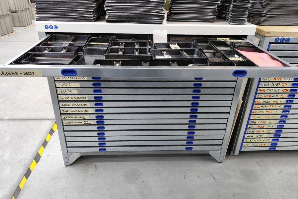 horizontal-cabinet-leather-goods-stop-and-go