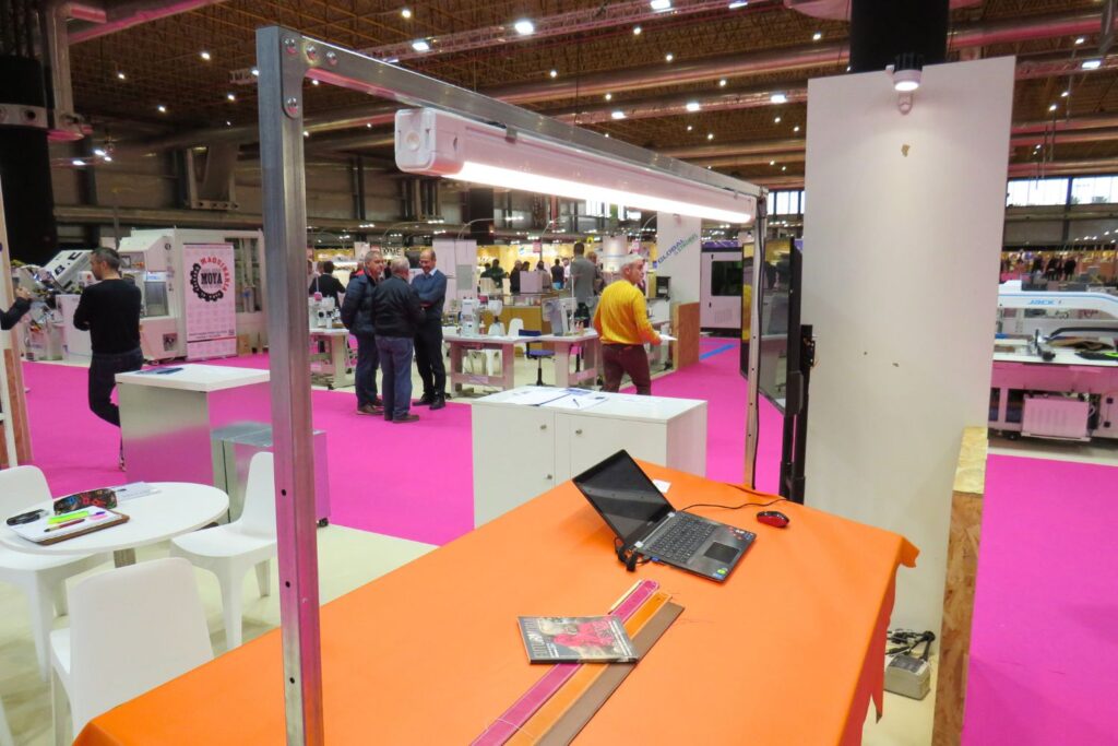 lampada-led-regolabile-tavolo-da-lavoro